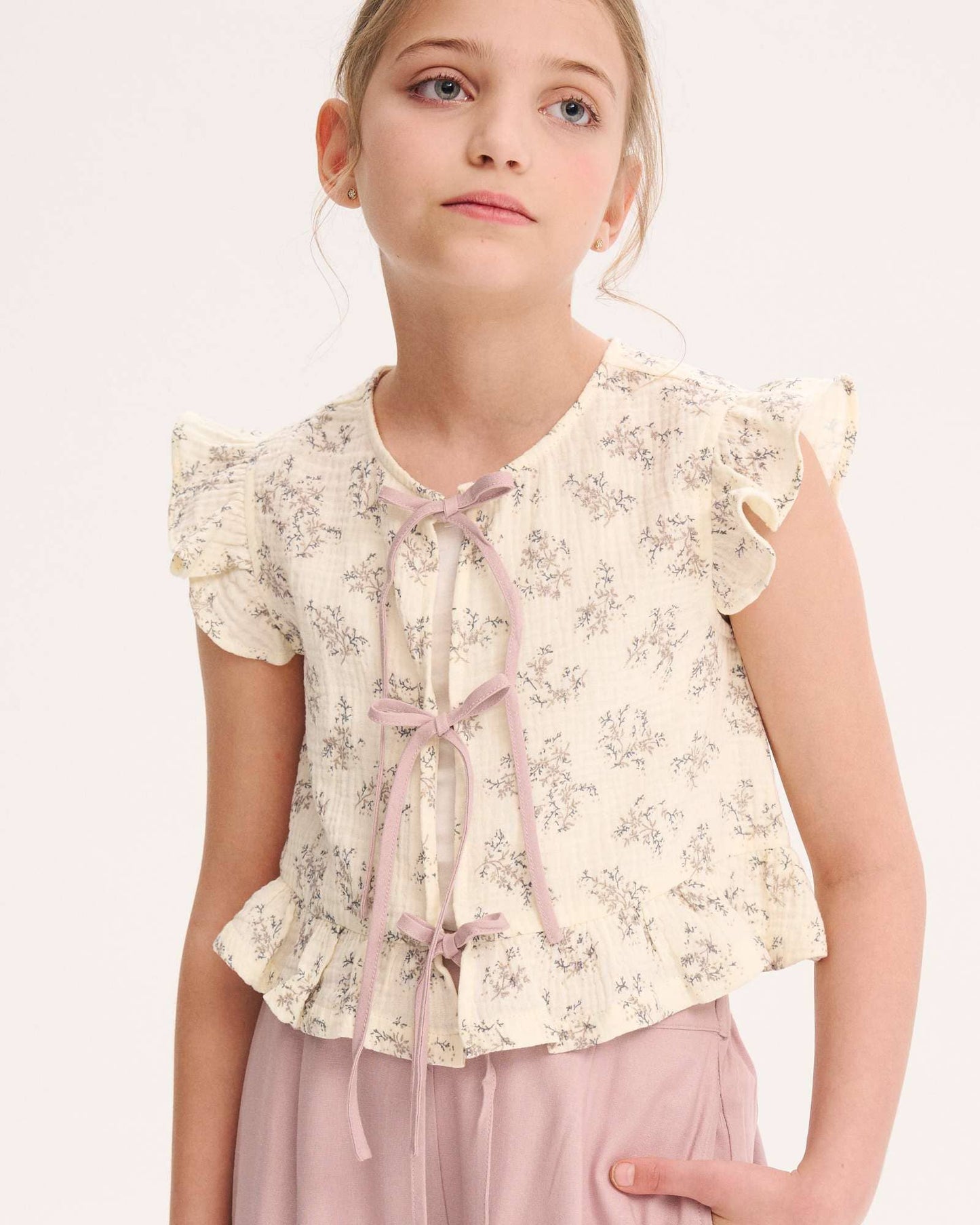 Mädchenbluse mit Blumen und Schleifen, malvenfarben, Rundhalsausschnitt und Rüschen