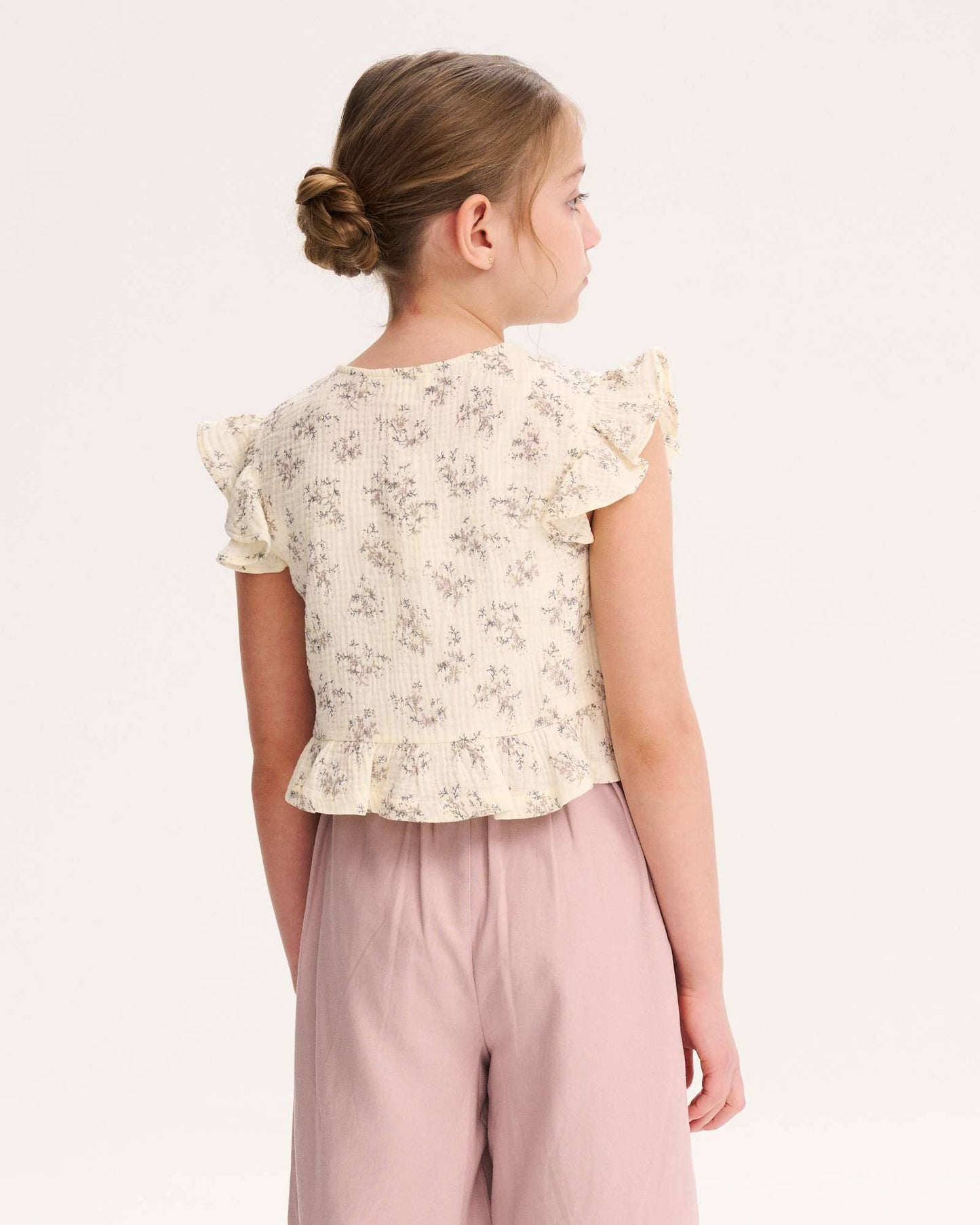 Mädchenbluse mit Blumen und Schleifen, malvenfarben, Rundhalsausschnitt und Rüschen