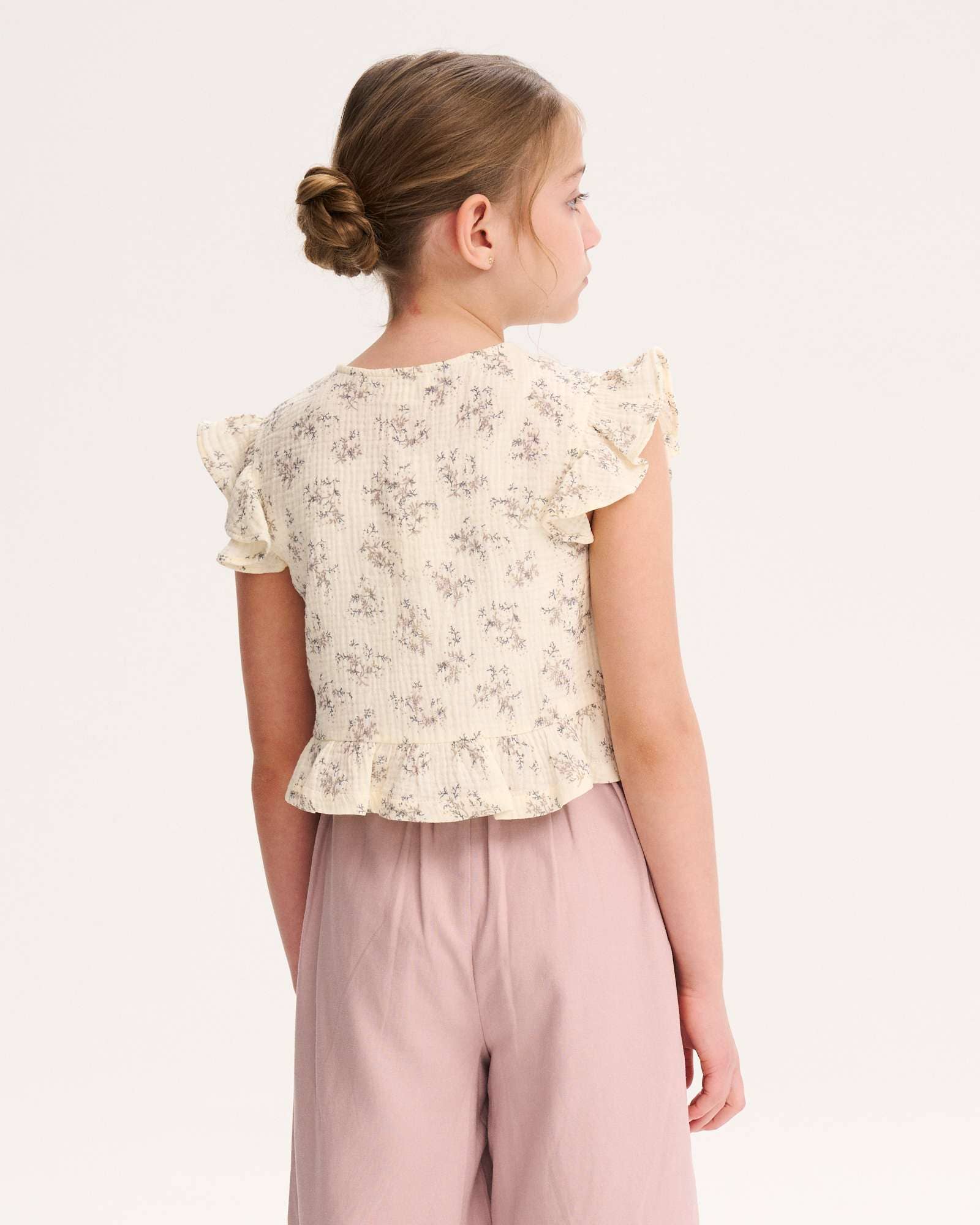 Mädchenbluse mit Blumen und Schleifen, malvenfarben, Rundhalsausschnitt und Rüschen