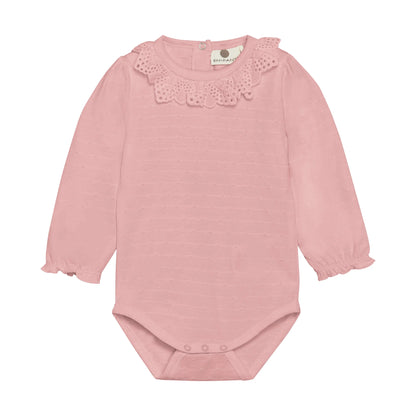 En Fant Body mit Rüschen – Rosa Langarm Baby Mokkini Kindermode Body