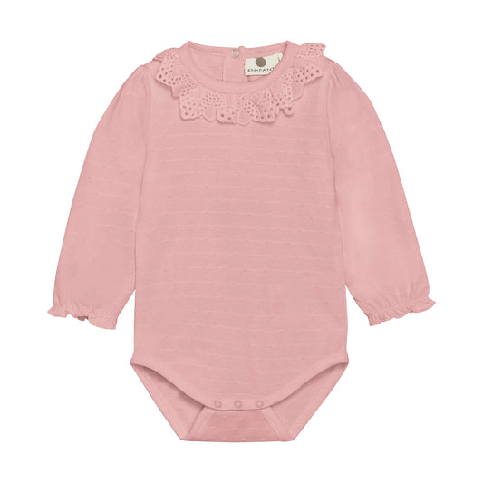 En Fant Body mit Rüschen – Rosa Langarm Baby Mokkini Kindermode Body