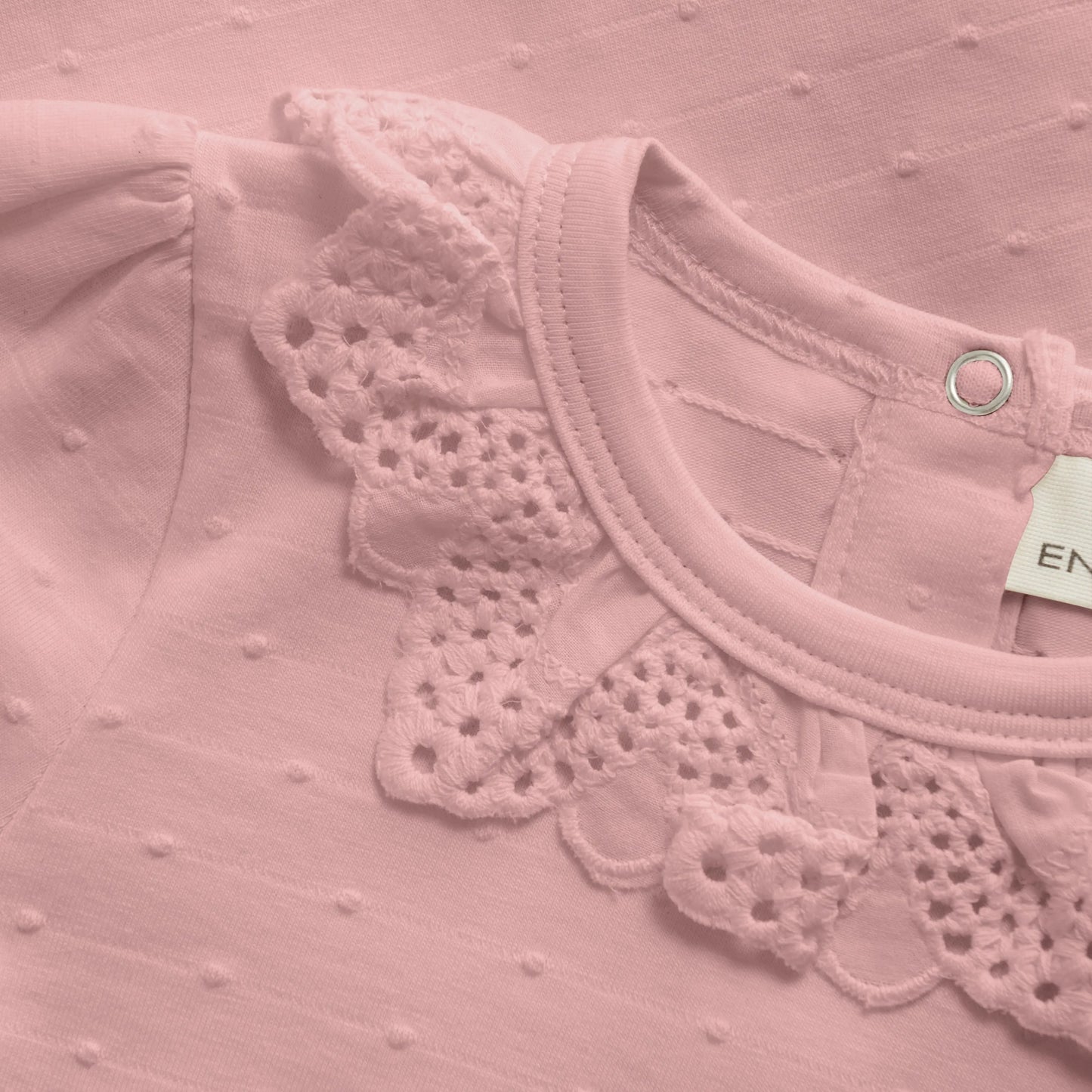 En Fant Body mit Rüschen – Rosa Langarm Baby Mokkini Kindermode Body