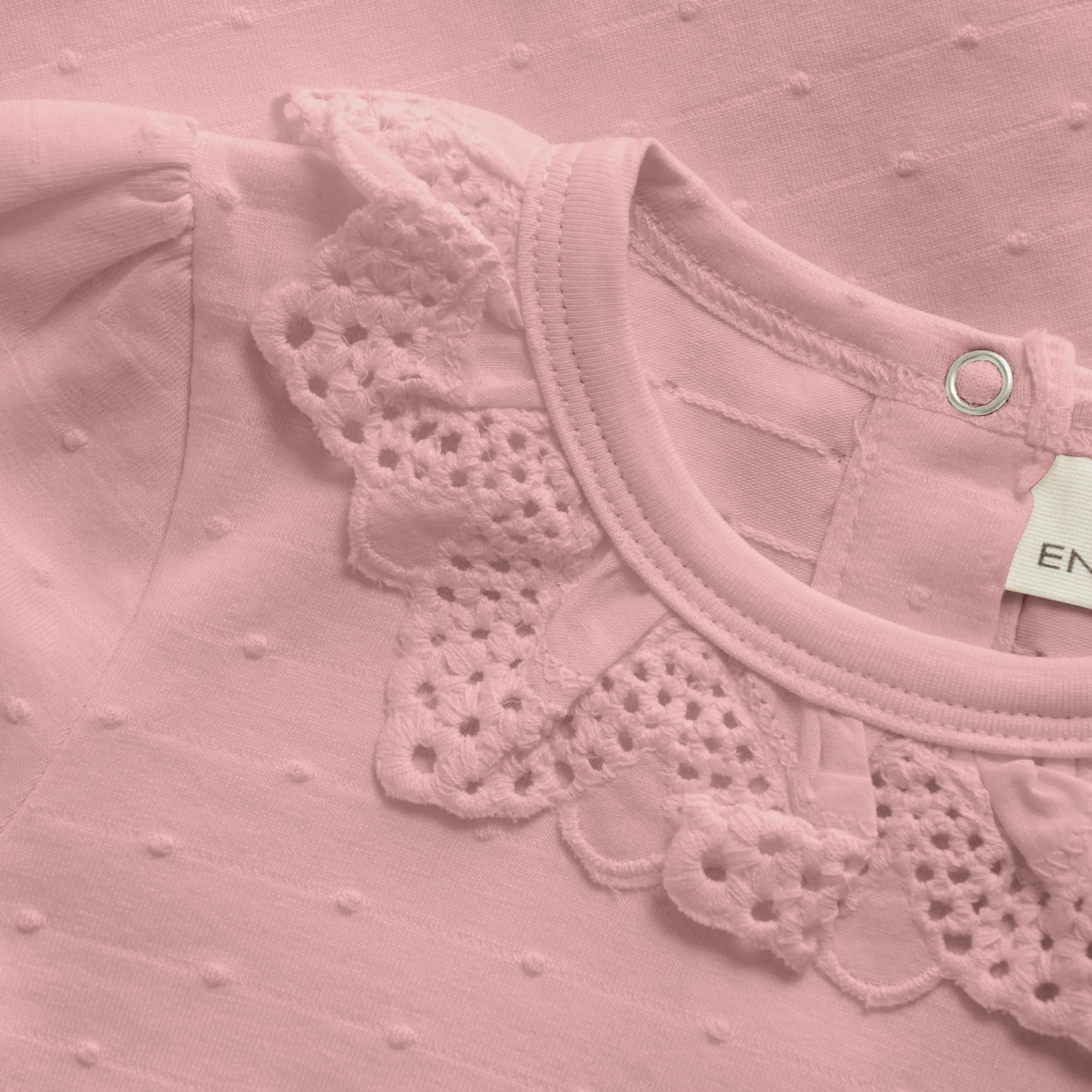 En Fant Body mit Rüschen – Rosa Langarm Baby Mokkini Kindermode Body