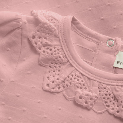En Fant Body mit Rüschen – Rosa Langarm Baby Mokkini Kindermode Body