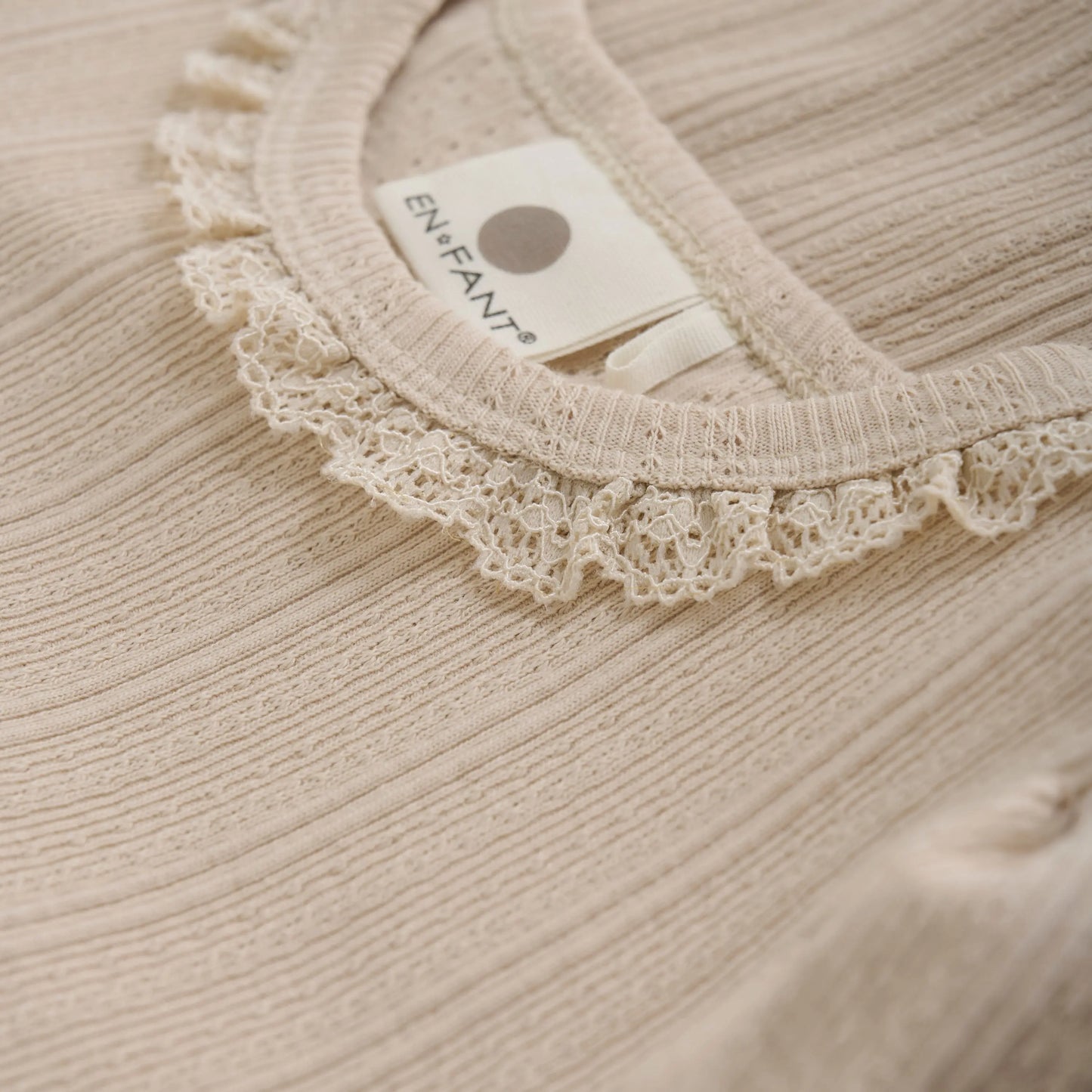 Enfant Langarmshirt mit Spitzenkragen in Beige Mokkini Kindermode Gesperrt