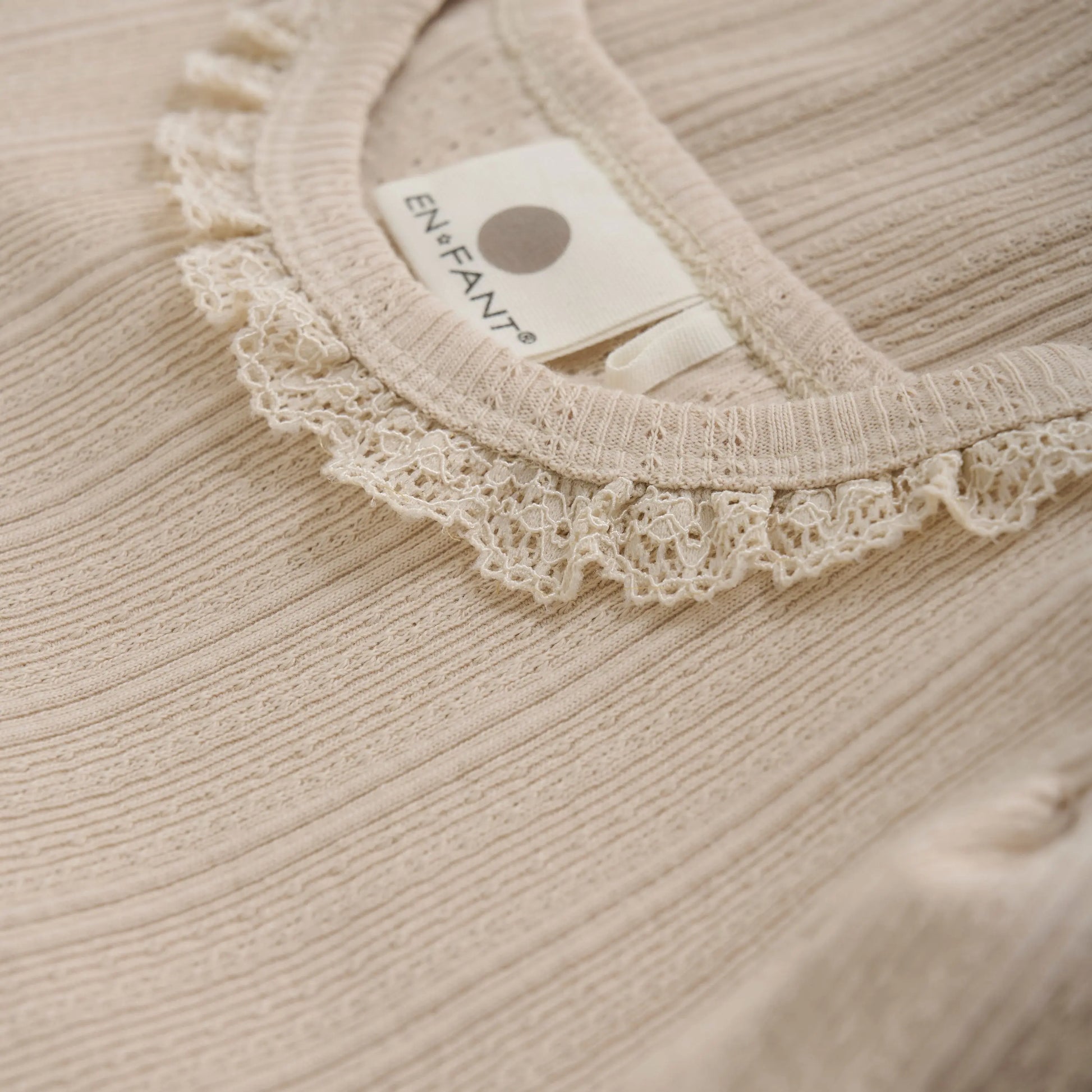 Enfant Langarmshirt mit Spitzenkragen in Beige Mokkini Kindermode Gesperrt