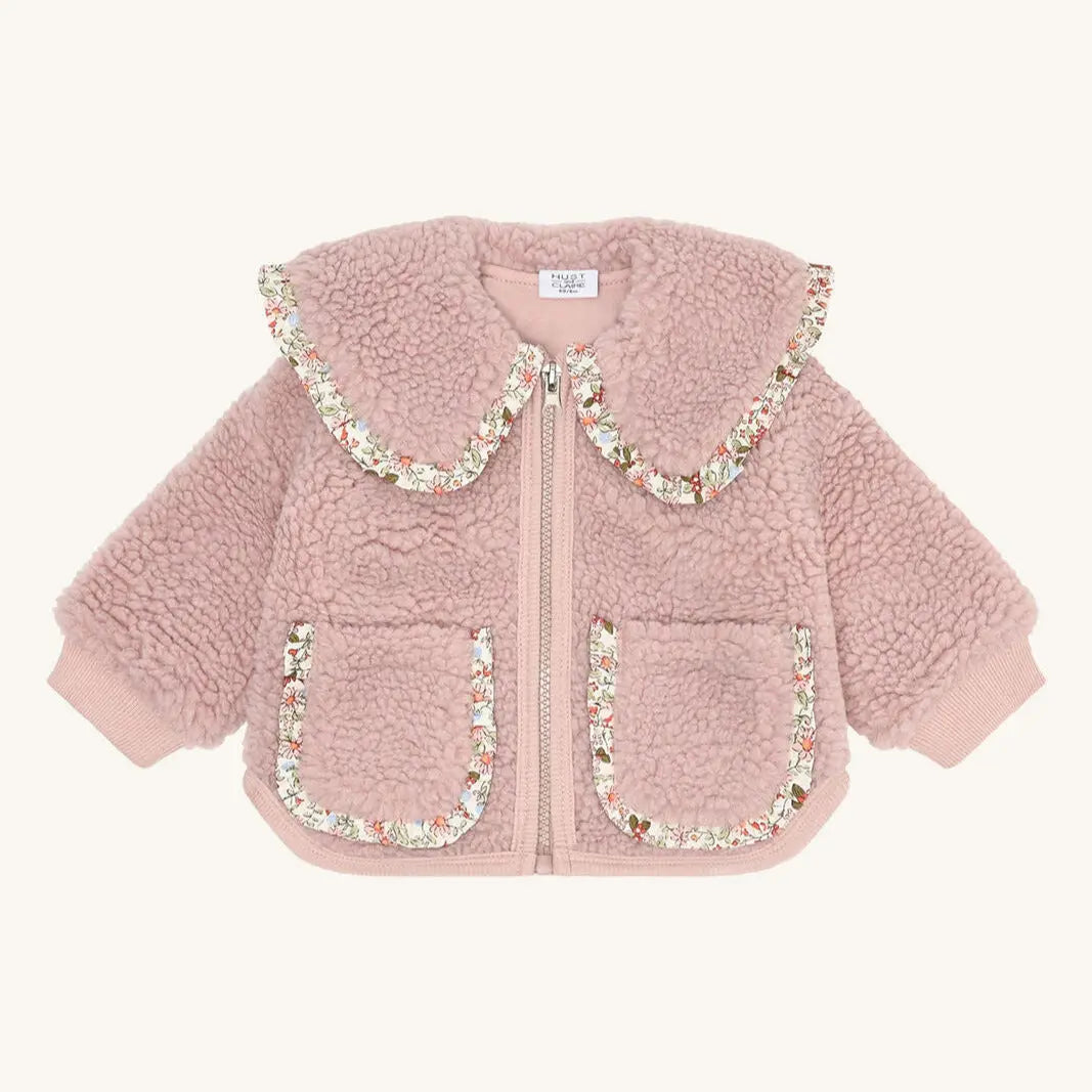 Hust & Claire Plüschjacke – Rosa mit Blümchenkragen Mokkini Kindermode Jacke
