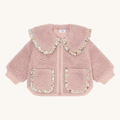 Hust & Claire Plüschjacke – Rosa mit Blümchenkragen Mokkini Kindermode Jacke