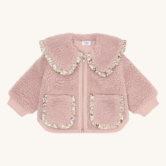 Hust & Claire Plüschjacke – Rosa mit Blümchenkragen Mokkini Kindermode Jacke