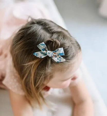 Josie Joan's Stella Petite-Blumen Bow Haarclip blau - Haarclips - Josie Joan's