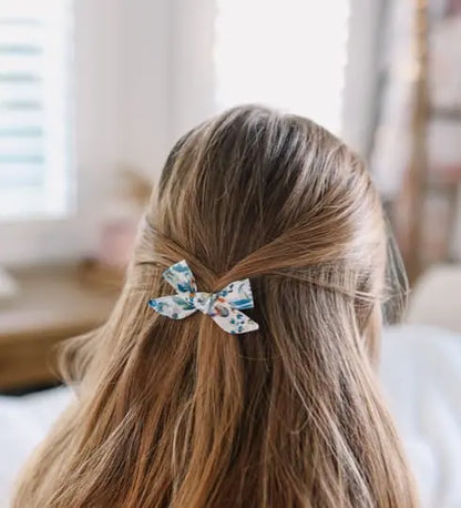 Josie Joan's Stella Petite-Blumen Bow Haarclip blau - Haarclips - Josie Joan's