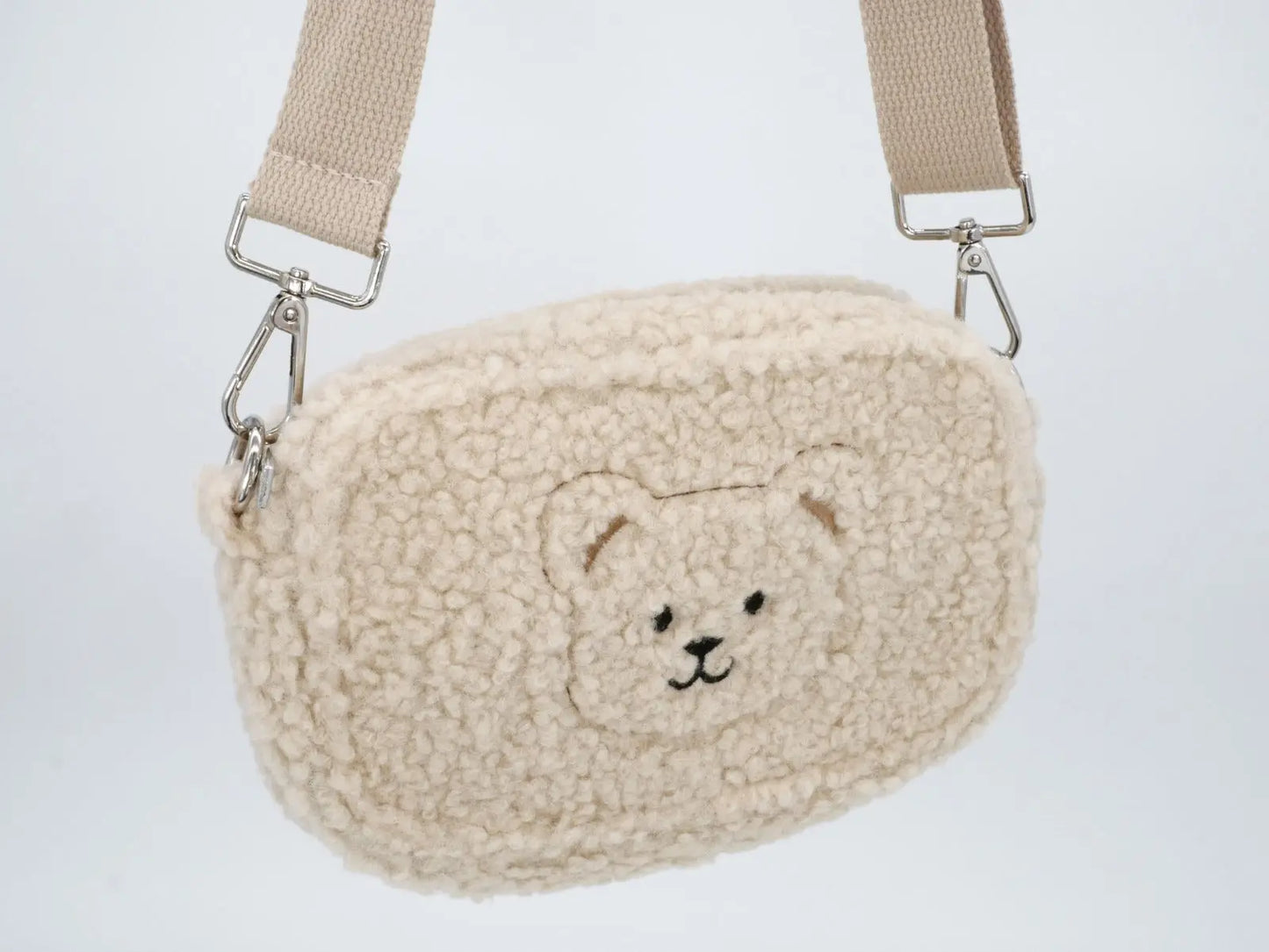 KisMe Tasche Baguette Plüsch Bär – hellbeige Mokkini Kindermode Accessoires