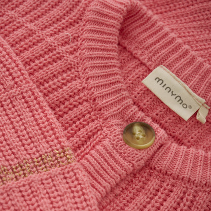 Minymo Strickjacke in Pink mit Holzknöpfen und Glitzerdetails Mokkini Kindermode Gesperrt