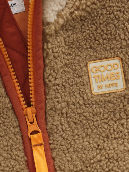 Noppies Fleecejacke in Beige/Braun mit orangefarbenen Reißverschluss-Detail Mokkini Kindermode Teddyjacke