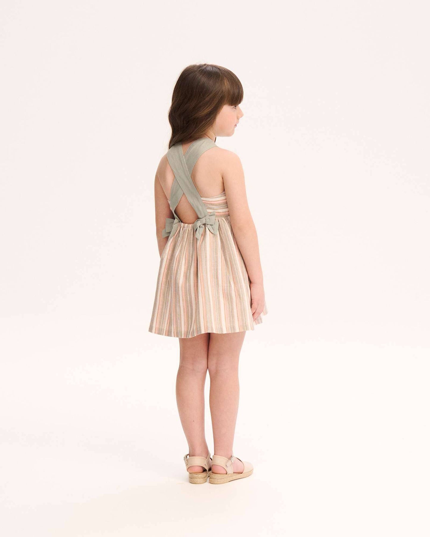 Mädchenkleid gestreift in Grün und Rosa mit Trägern und Schleifen