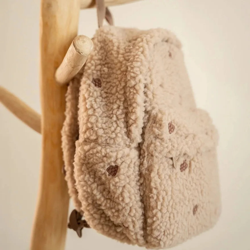 Little Dutch Teddy-Rucksack Forest Friends Taupe – seitliche Lifestyle-Ansicht