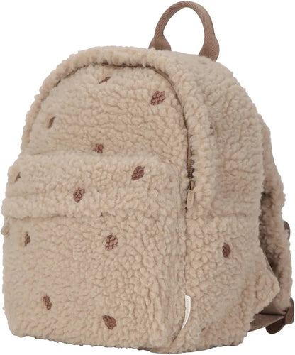 Little Dutch Teddy-Rucksack Forest Friends Taupe mit Zapfen – schräge Vorderansicht